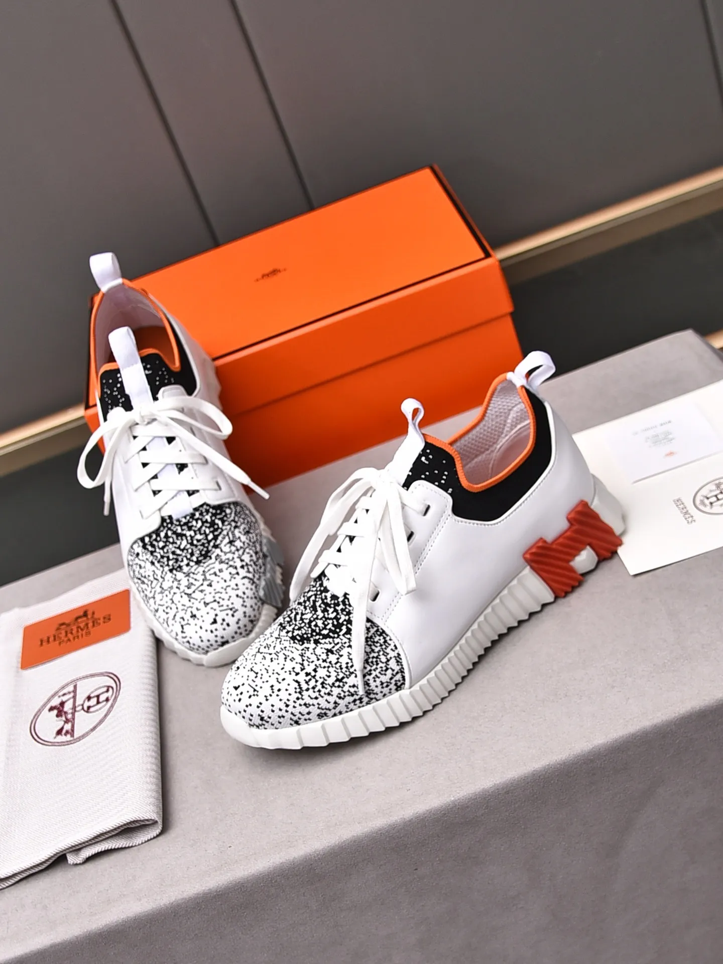 Factory price PP600 [Hermes] fe new arrival~ New Bouncing sneakers are the most comfortable shoes from Hermès, no one else⃣️. They are very light on the feet and look great. You won’t feel tired even when you go shopping and running around. 👍 Very light and comfortable, very light, suitable for both sports and leisure, and feel great when you step on them! It’s up to you to choose, there’s always what you want~ ✔️Fabric: Imported first-layer cowhide + high-elastic fly weave ✔️Inner lining: Imported water-dyed cow lining ✔️Outsole: Seamless combination of IP+TPU (multi-color letters) German technology irradiation machine ✔️Code number: Male 38-44 (45 customized)